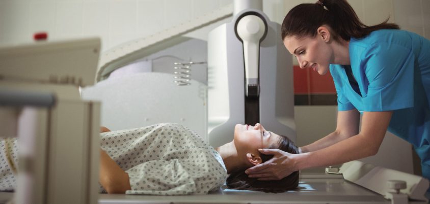 Patientin mit Medizintechnik beim Röntgen